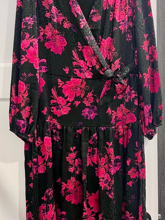Signature by Robbie Bee Dresses & Skirts - Signature by Robbie Bee Black Midi Dress with Fuchsia Floral Print